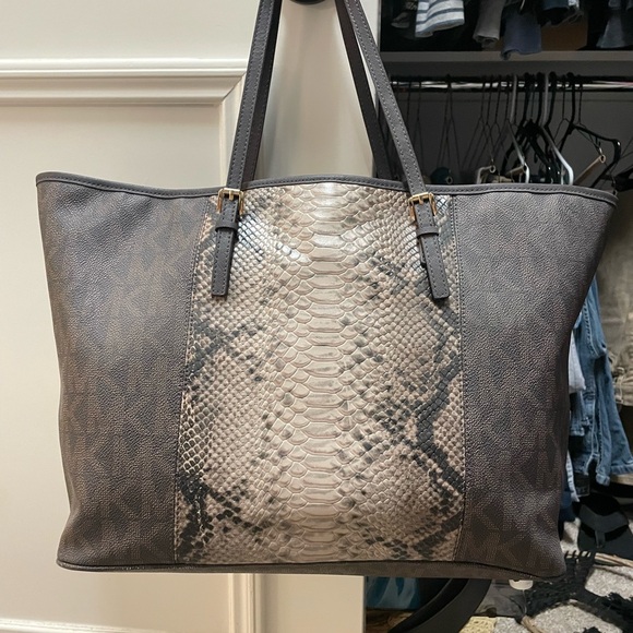 Michael Kors Snakeskin Stripe with MK Logo
Print Canvas Jet Set Travel Tote - Picture 5 of 9